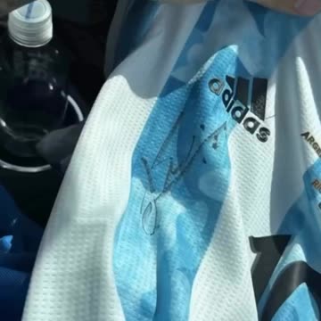 Messi makes a Floridian fan's day by signing an Argentina jersey in the middle of traffic