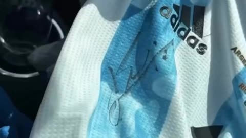 Messi makes a Floridian fan's day by signing an Argentina jersey in the middle of traffic
