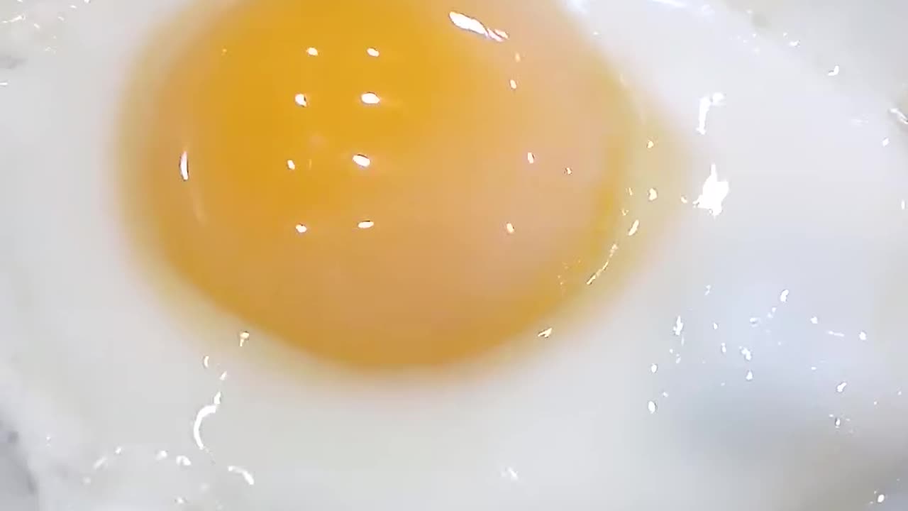 Soft fried egg 🍳 | Making Food Up