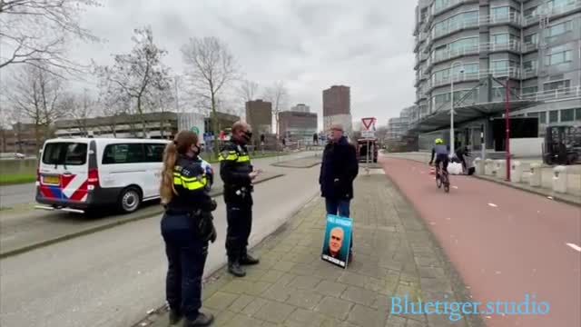 Huig Plug #1. Demonstreren bij AIVD HQ voor vrijlating BAYBASIN
