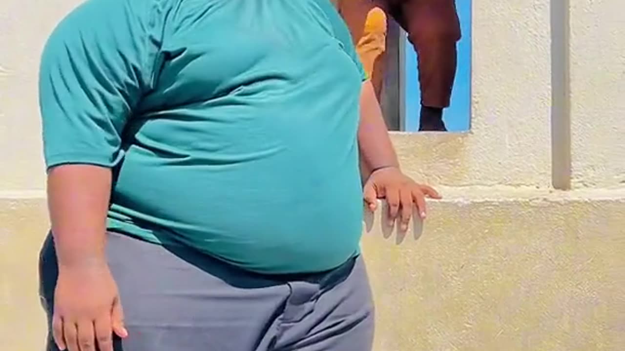 Fatty vs slimy fight for a lays very funny