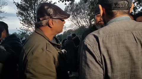 Speakers Corner - Uncle Sam - a Young Christian brings 2 Qurans, Which Puts Musl