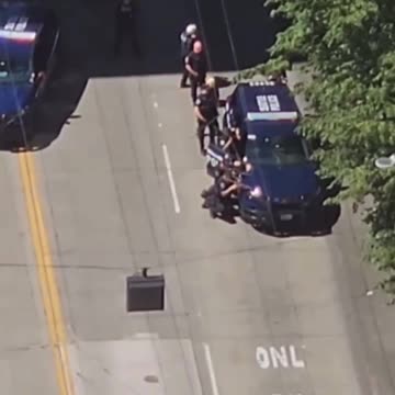 🚨Woman in custody after Armed standoff inside Seattle FBI building