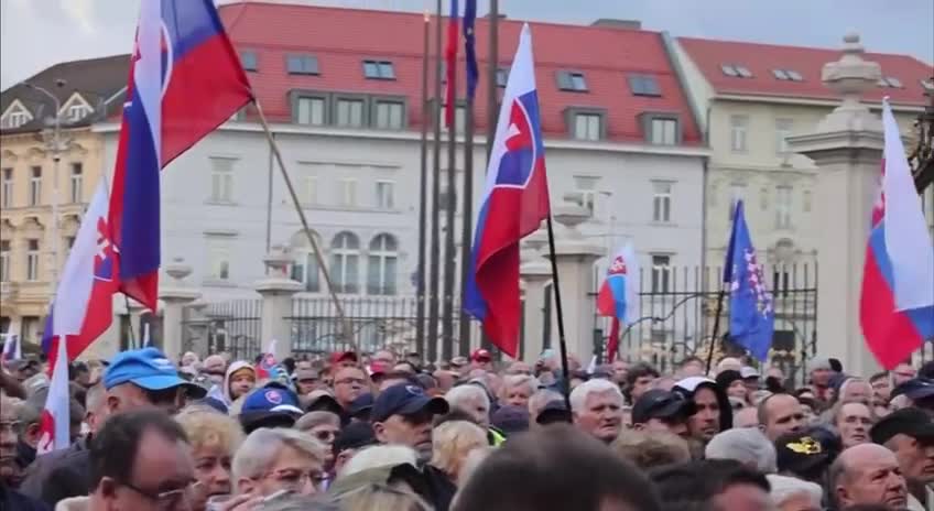 Protesters in Slovakia came out with slogans in support of Russia.