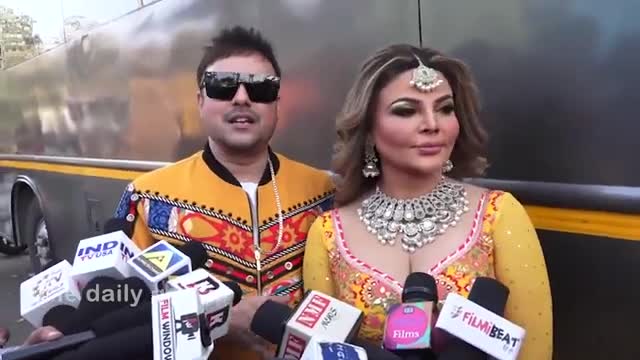 Rakhi Sawant & Hubby Ritesh "रोक नहीं सके खुद को' Lip To Lip In Public At Bigboss Set