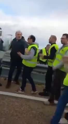 Spanish police forcefully dispersed farmers blocking the A1 motorway in Burgos