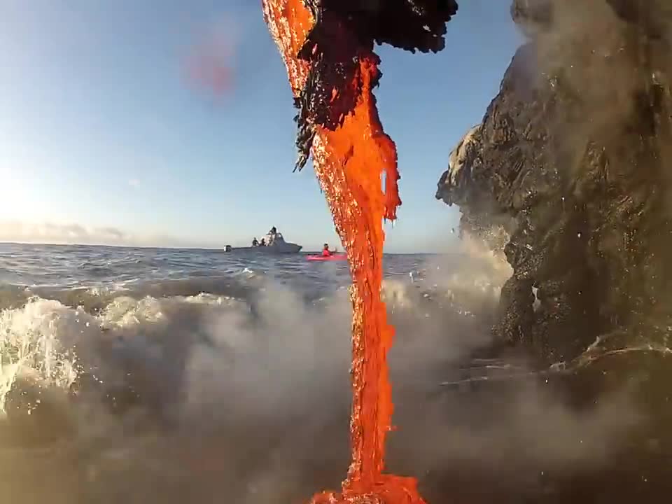 #Lava #Hawaii #kveeks Amazing up close footage of Lava entering the ocean.