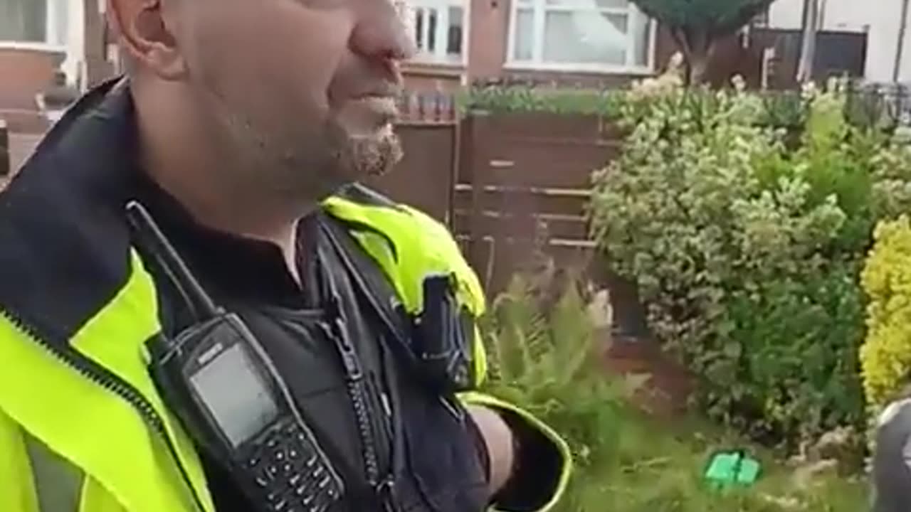 #UK Police officer pays a home visit to a man for displaying the Palestinian flag on his house