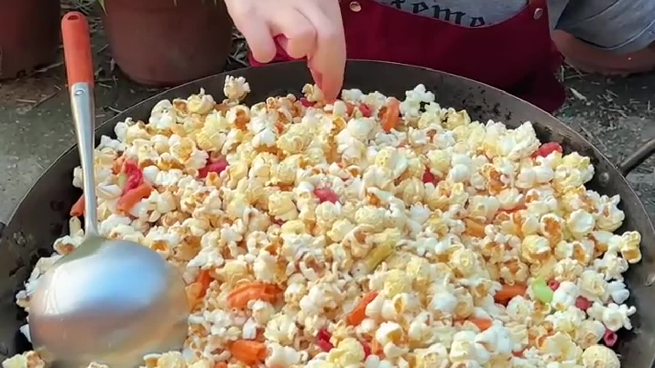 Homemade popcorn with shrimp crackers is crispy and delicious, isn’t it delicious? Homemade popcorn