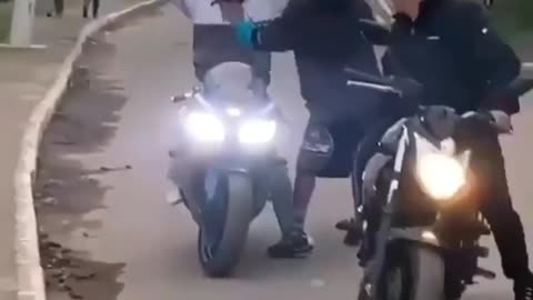 Asi de simple te quitan la moto en Brasil