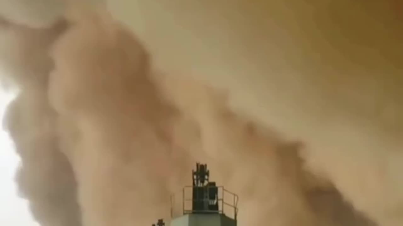 A sandstorm at sea is very scary‼️