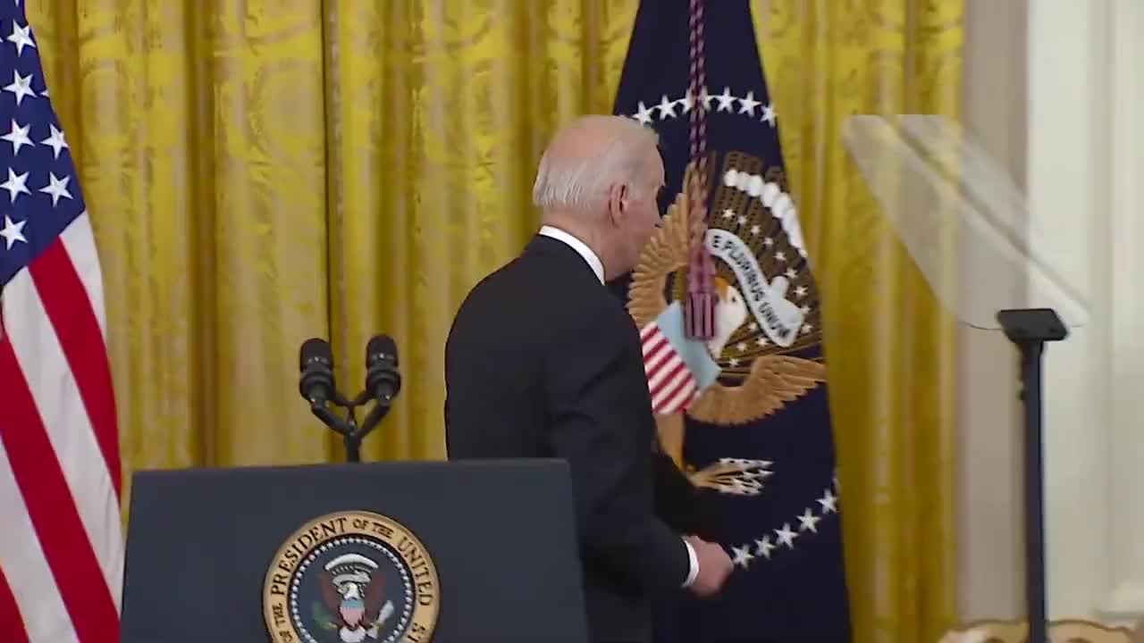 Joe Biden forgets his mask, roams around the WHITE HOUSE