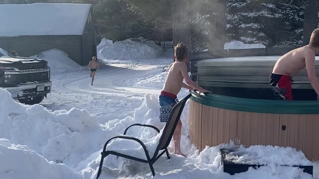 Wintry hot tubbin'