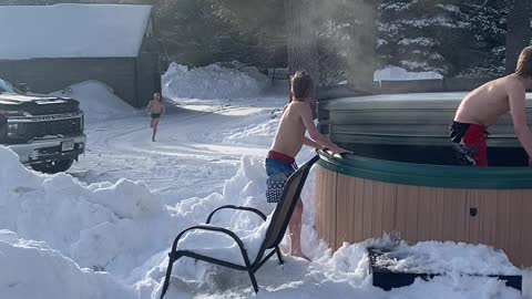 Wintry hot tubbin'