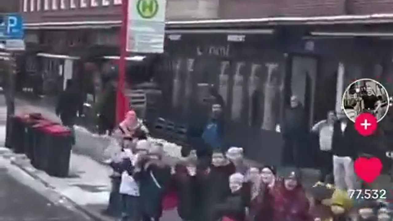 INCREDIBLE The people of Germany are lining the streets to cheer on the farmers๐๐๐