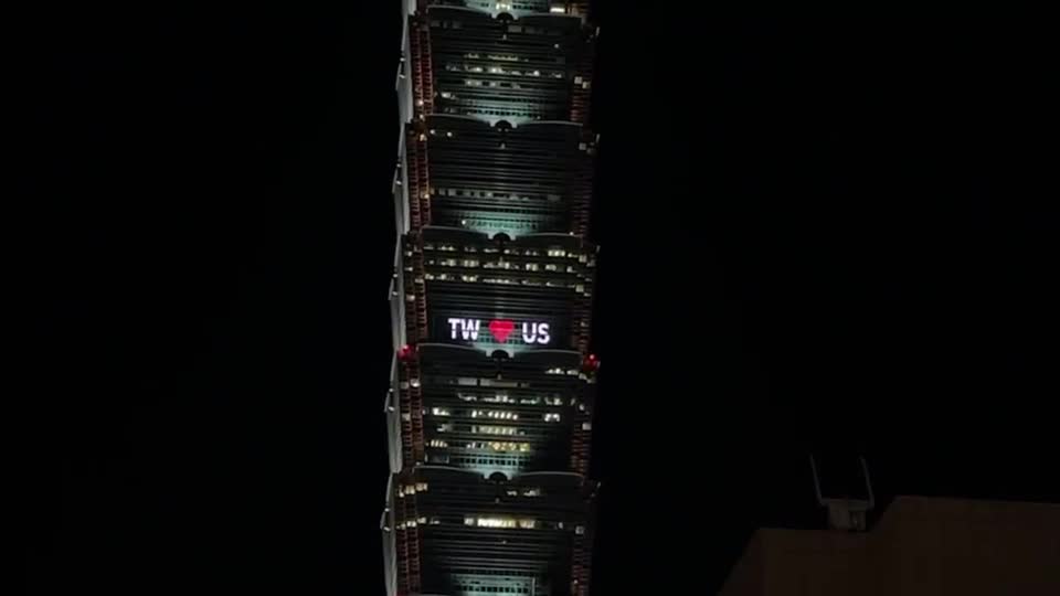 Taiwan Welcoming Pelosi on Skyscraper