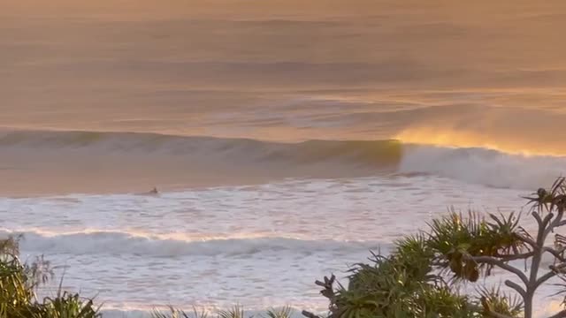 18 April 2022 Dave Oneegs Morning sunrise surf watch.