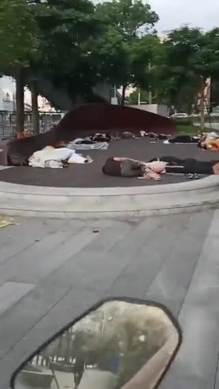 Chinese people forced to sleep on the streets because they missed a PCR test
