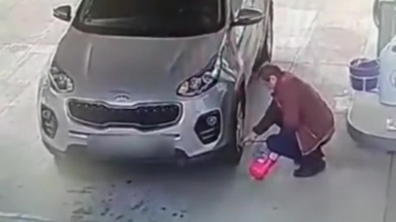 dude tries to fill his car tyre with fire extinguisher.