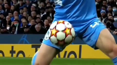 Foden ball control with the face