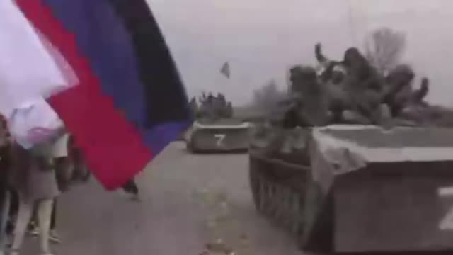 Immagini della colonna di carri armati del battaglione RUSSO in partenza da Mariupol.I soldati RUSSI, che sono tornati a Donetsk,sono stati accolti con fiori e bandiere.dopo l'annuncio che la città è stata liberata dai nazisti ucraini di Azov