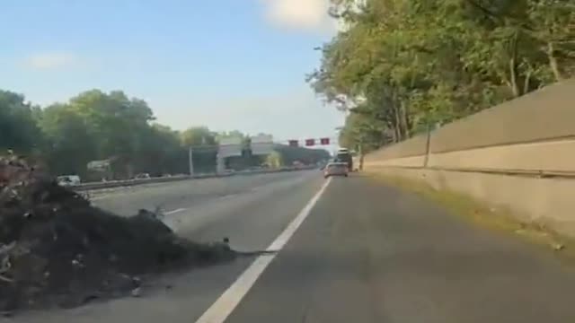 Dutch farmers leave hay and manure on roads (July 27, 2022)