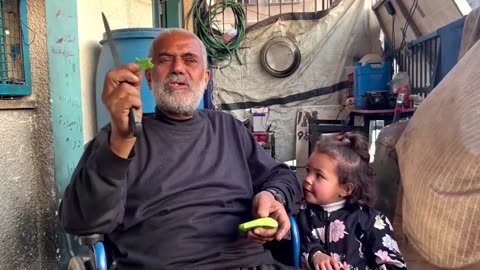 Hungry Gazans resort to eating cactus leaves