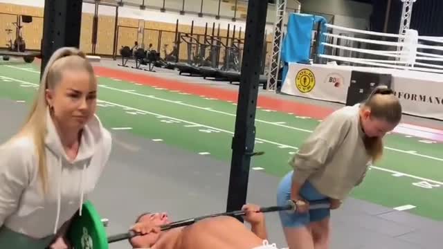 Fitness guru bench press two little sisters