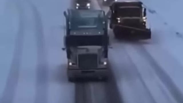 En route-15 12000 Camions AMERICAINS ont rejoint le convoi