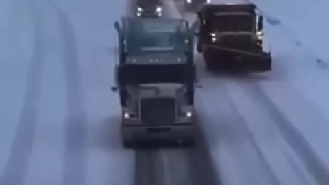 En route-15 12000 Camions AMERICAINS ont rejoint le convoi