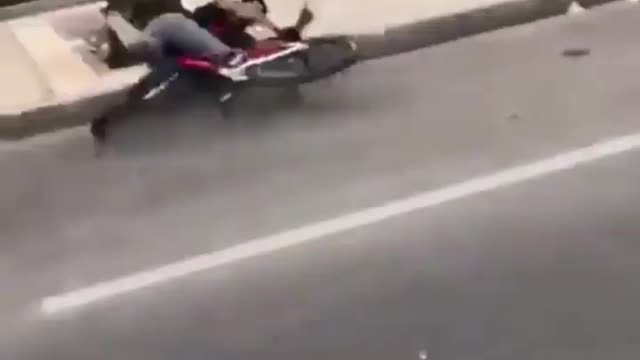 Man ridding a motorcycle tried to joke with his friend but it turns to a very bad accident