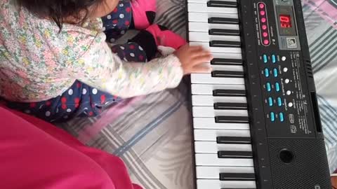 Mi niña con su piano