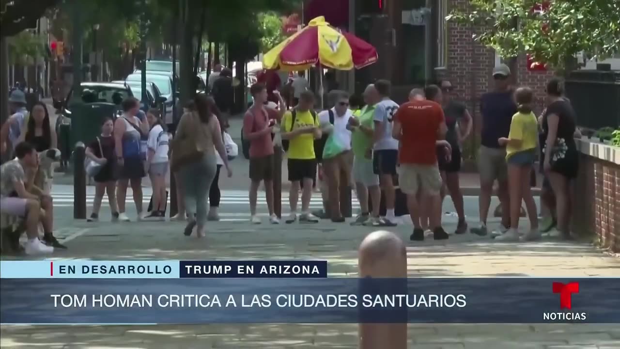 Activistas reaccionan a lo dicho por Trump sobre inmigración en el AmericaFest, de Phoenix, Arizona