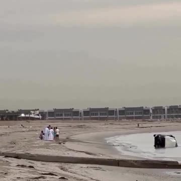 Se pone a hacer derrapes en la playa y pasa esto.