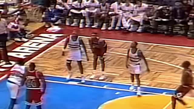 Michael Jordan closes his eyes and makes a free throw! ??