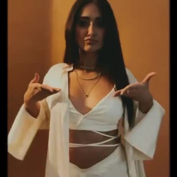 Tell us your go to dance step at a party. #IleanaDCruz