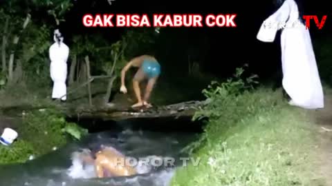 KUNTILANAK AND POCONG Pleasure‼️disturbing People Bathing in the river‼️ghost prank