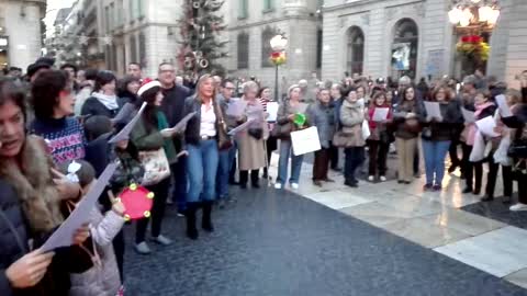 Vecinos decoran el humillante Belén de Barcelona y le cantan villancicos a Ada Colau