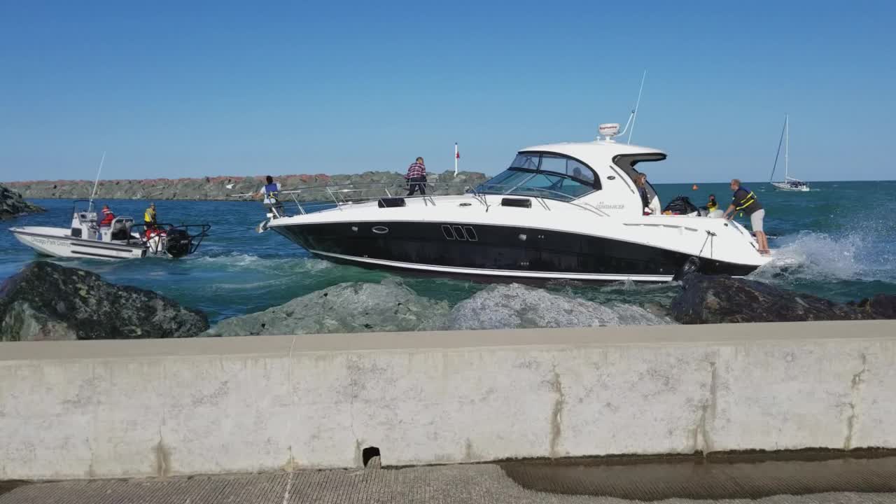 Boat Crashes into Rocks & Police Boat