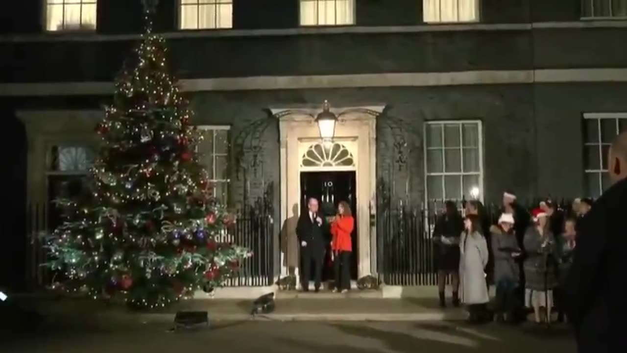 Keir Starmer even manages to somehow suck the joy out of turning on Christmas lights.