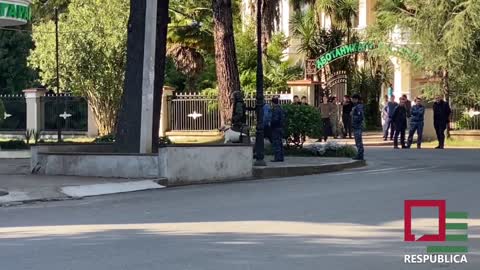 В Сухуми в здание банка вошли кинологи с собаками