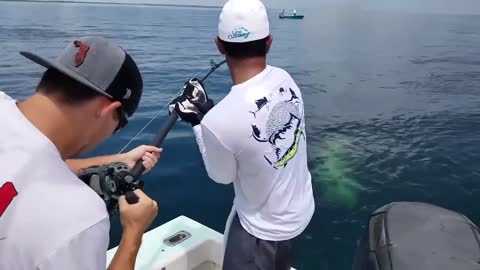 Directly drop the fishing rod with the boat fishing rod for fishing