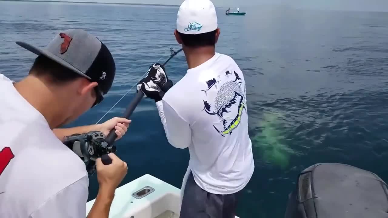 Directly drop the fishing rod with the boat fishing rod for fishing