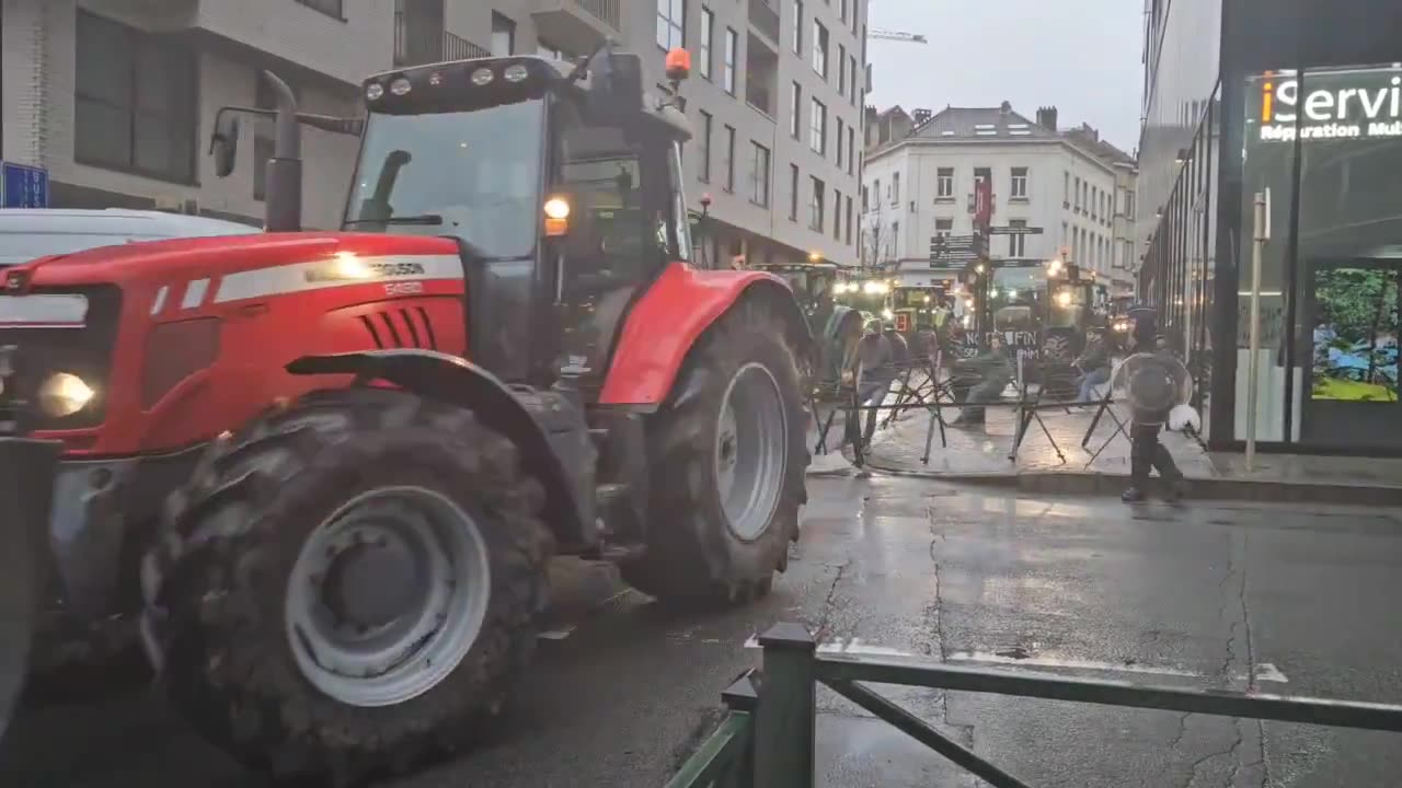 European farmers heading towards the EU headquarters by breaking POLICE ROADBLOCKS in Brussels