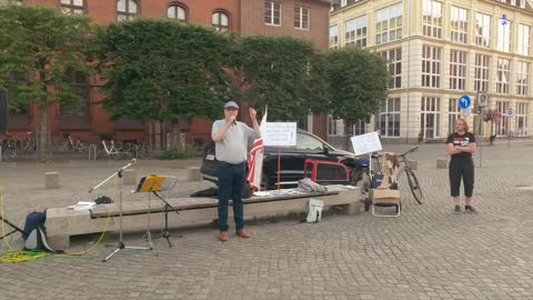 Greifswald - Thomas spricht zu den Versammlungsteilnehmern 08-08-2022