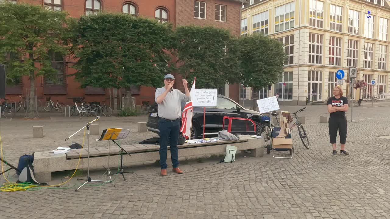 Greifswald - Thomas spricht zu den Versammlungsteilnehmern 08-08-2022