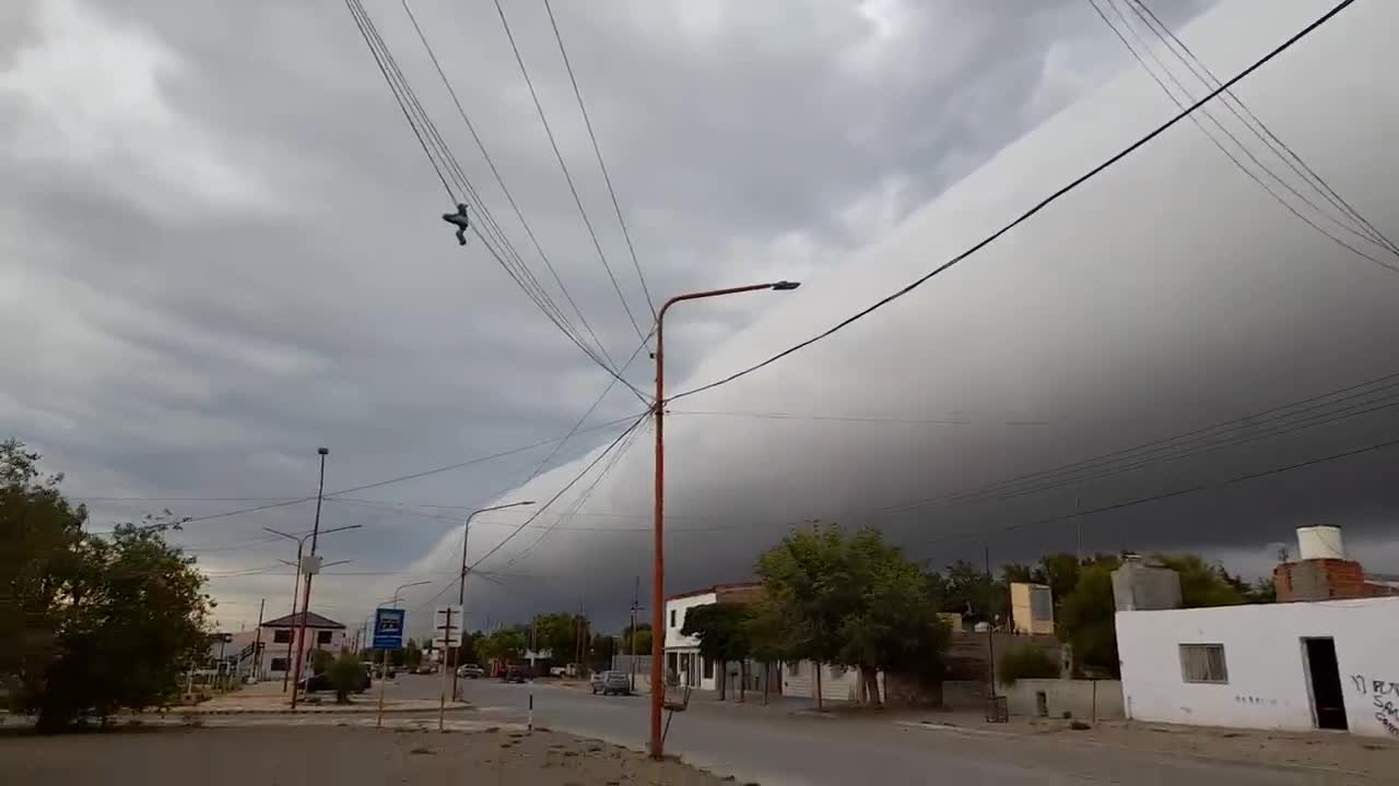 Worlds biggest storm cloud makes it look like the world is ending!!
