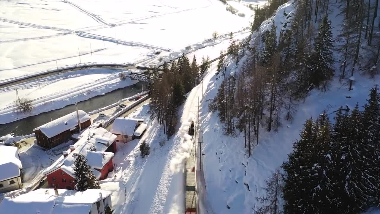 DRON GRAVANDO UN TREN DE VAPOR POR LA NIEVE / HD