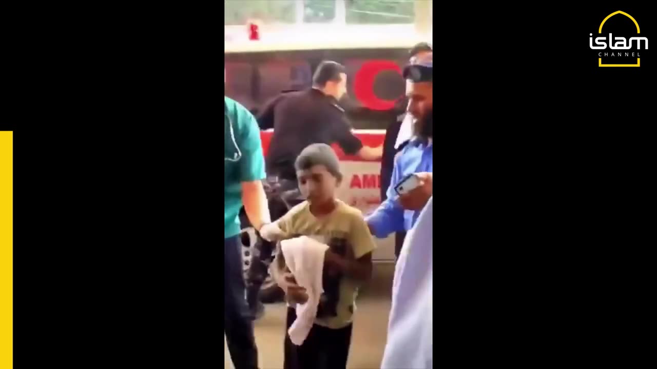 Injured Gazan child does sujood at hospital arrival