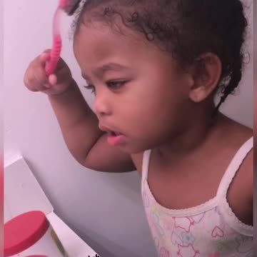 This cutie just wants to do her edges in peace. Excuse Me! ✋🏽😂 Who else can relate? 😍😩🙋🏽‍♀️